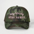 Detail van camouflage trucker pet met roze borduursel en zwart decoratief touwelement - Camouflage