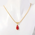 Goldene Schlangenkette mit rubinrotem Tropfenanhänger und 18K Goldbeschichtung - Januar (Rot)