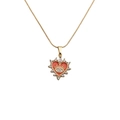 Détail du collier cœur doré avec pierre rouge et motif œil en vue macro - Chaîne serpent 50VM / Orange
