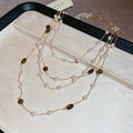 Détail d'un collier à trois rangs avec perles, pierres œil de tigre et chaînes dorées - 1# Collier-Or-Marron