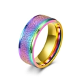 Nahaufnahme des 8 mm breiten Regenbogen-Glitzer-Titanstahlrings mit farbiger Textur. - Größe 6 / Mattes Bunt