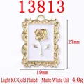 Gouden rechthoekige rozenreliëf hanger met witte olie-afwerking voor sieraden - 13813-KC Goud Verguld-Mat Witte Emaille Roos
