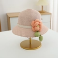 Detail eines rosa Strohhuts mit orangefarbener Stoffblume und gepunktetem Band für Mädchen - Hut / Rosa Hut