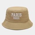 Detail der Paris-Stickerei auf dem khakifarbenen Fischerhut mit genähter Krempe - Khaki
