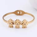Brazalete abierto dorado con tres motivos de niñas y pequeñas piedras de circonita - Estilo de Tres Niñas (KB96136-K) / Dorado