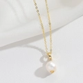 Detailopname van een elegante kroon parelhanger aan een 18K gouden ketting sieraad - Gladde Parel (Goud)