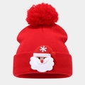 Dettaglio del berretto natalizio rosso con pompon e toppa ricamata con Babbo Natale - Babbo Natale Rosso