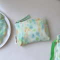 Detailaufnahme der mintgrünen Aquarell-Stofftasche mit Simple Wish gewebtem Etikett - Münzbeutel