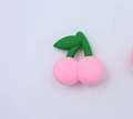 Niedliches rosa Kirsch-PVC-Zubehör für Telefonkabel und DIY-Projekte auf weißem Grund - Kirschrosa