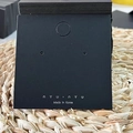 Mattschwarze quadratische Schmuckkarte für Ohrringe mit silberner Logo-Prägung - Schwarz 8x8cm (Dünner Stil)