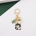 Niedlicher Panda-Schlüsselanhänger mit Bambus-Anhänger und goldenem Verschluss - Ganzkörper Panda mit Hut