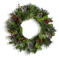 Corona de Navidad con agujas de pino verde, piñas marrones y bayas rojas en fondo blanco - Corona de Agujas de Pino de 45cm Con Bayas Rojas y Piñas