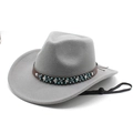 Détail d'un chapeau de cow-boy gris avec bande perlée ethnique et mentonnière réglable - M (56-58cm) / Gris