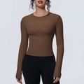 Gros plan sur un t-shirt de yoga marron foncé à manches longues et tissu respirant extensible - Café distillé