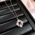 Silberne Halskette mit Blumenanhänger, schwarzem Edelstein und funkelnden Zirkonen - Silber-Schwarz (Halskette)