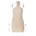 Detail van lichtbeige halterjurk met geplooide stof en asymmetrische zoom aan de onderkant - S / Abrikoos