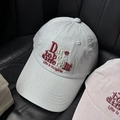 Dettaglio del cappellino grigio chiaro con ricamo 3D di qualità e trama in cotone twill - Blu