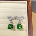 Dettaglio di orecchini a fiocco in argento S925 con zirconi verde smeraldo - Verde