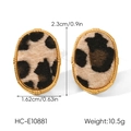 Détail montrant les dimensions des boucles d'oreilles ovales léopard en acier doré - Style Léopard Ovale (HC-E10881)