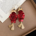 Pendientes vintage de pez dorado con lentejuelas rojas y borlas elegantes - Estilo de Gancho / Dorado-Rojo