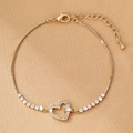 Dettaglio di bracciale a cuore in oro con micro-zirconi e catena veneziana - Oro