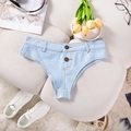 Flat lay di micro pantaloncini in denim azzurro sul divano con accessori alla moda - S / Celeste