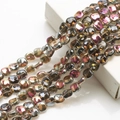 Makroaufnahme von 12mm rautenförmigen Glasperlen mit pink-violetter Glanz für DIY-Schmuck - Purpurrosenrot