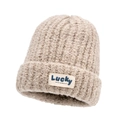 Bonnet en maille épaisse beige avoine avec écusson 'Lucky' aux lettres bleues - Kaki