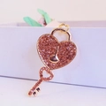 Ciondolo portachiavi a forma di cuore e chiave con strass rosa e finitura dorata - Champagne