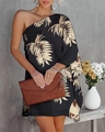 Detail van one-shoulder jurk met tropische beige palmbladprint op zwarte stof - 3XL / Kokospalm