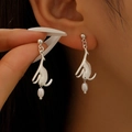 Pendientes de gato plateados con perlas blancas usados por modelo para un estilo elegante - Pendientes Canguro / Plata Mate (2985)