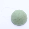 Éponge de konjac hémisphérique vert clair avec cordon pour un nettoyage doux du visage - Bague Uniquement / Thé Vert