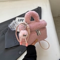 Borsa a tracolla rosa in pelliccia sintetica con tracolla abbinata e pompon decorativo - Rosa con ciondolo