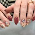 Unghie finte a mandorla con colori marrone-rossastro scuro e motivi floreali - Stile Floreale Marrone Arancione Caramello (AW225)
