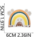 Vue détaillée de l'écusson brodé soleil arc-en-ciel avec dimensions 5x6cm et finitions - Style 2 (Arc-en-ciel)