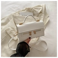 Nahaufnahme der weißen PU-Ledertasche mit goldenen Beschlägen und doppelten Reißverschlüssen - Weiß