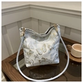 Dettaglio borsa in seta con motivi jacquard a farfalla blu e oro in stile orientale - Motivo a Farfalla