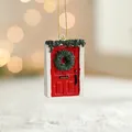 Miniatura porta di Natale rossa in resina con ghirlanda verde e dettagli effetto neve - Ciondolo Porta con Ghirlanda di Natale