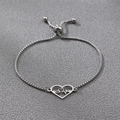Nahaufnahme von silbernem Herzschlag-Armband aus Edelstahl mit verstellbarem Kordelzug - Stahl Herzschlag Herz