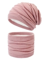 Dettaglio del set cappello e scaldacollo in maglia con fodera in pile bianco spesso - Rosa