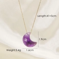 Dettaglio delle dimensioni del ciondolo di ametista a luna su collana dorata - Ametista