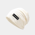 Dettaglio del berretto in maglia bianco crema con etichetta tessuta nera KIZLANC HATS cucita - Taglia unica / Bianco Sporco