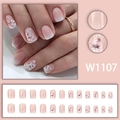 Korte vierkante kunstnagels met roze-wit verloop en delicate witte bloemmotieven - W1107 Lijmstijl