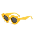 Gafas de sol de flores amarillo brillante para niñas con marco ondulado y lentes oscuros - Rebanadas De Gelatina Naranja Negra Y Gris