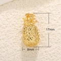 Dettaglio ravvicinato di un ciondolo a forma di ananas dorato con misure 17mm per 8mm - Ananas (Grande)