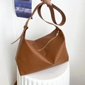 Minimalistische große braune Ledertasche mit verstellbarem Schultergurt und Goldschnalle - Braun
