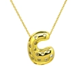 Makroaufnahme von vergoldetem Buchstaben-C-Anhänger mit glitzerndem Zirkonia-Besatz - Buchstabe C / Gold