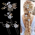 Set accessori capelli sposa fiori blu foglie dorate e perle su una modella - Set di 4 / Azzurro