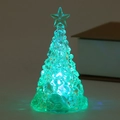 Nahaufnahme eines leuchtend grünen LED-Weihnachtsbaums mit Kristallschliff-Textur - Grün / Buntes Licht