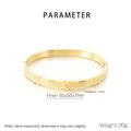 Vue détaillée macro du bracelet en acier inoxydable doré avec motif en relief en X - Style de Grille en X (KB210976-KSZ)